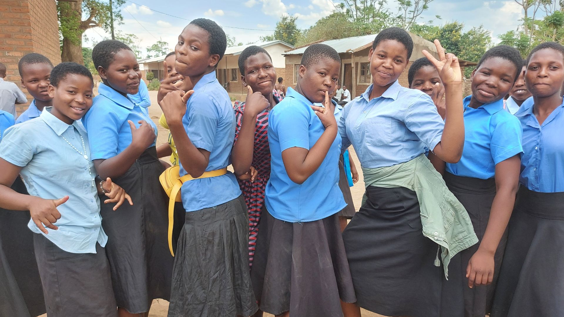 Ryhmä naisia ja tyttöjä Malawissa.